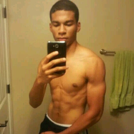 I'm 18 i love girls haha i lobe to workout play sports and other things  text or kik me 
Kik: nickki1616
Text : 251-581-4522