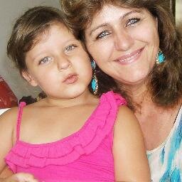 Sou comunicativa, gosto de gente e de viver. Sou jornalista arte finalista  e formada em Gestão de Pessoas.