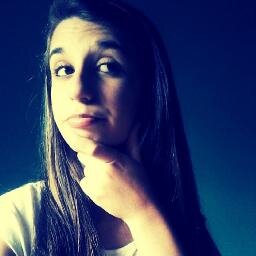 Quem quiser vencer na vida deve fazer como os seus sábios: Mesmo com a alma partida, ter um sorriso nos lábios.