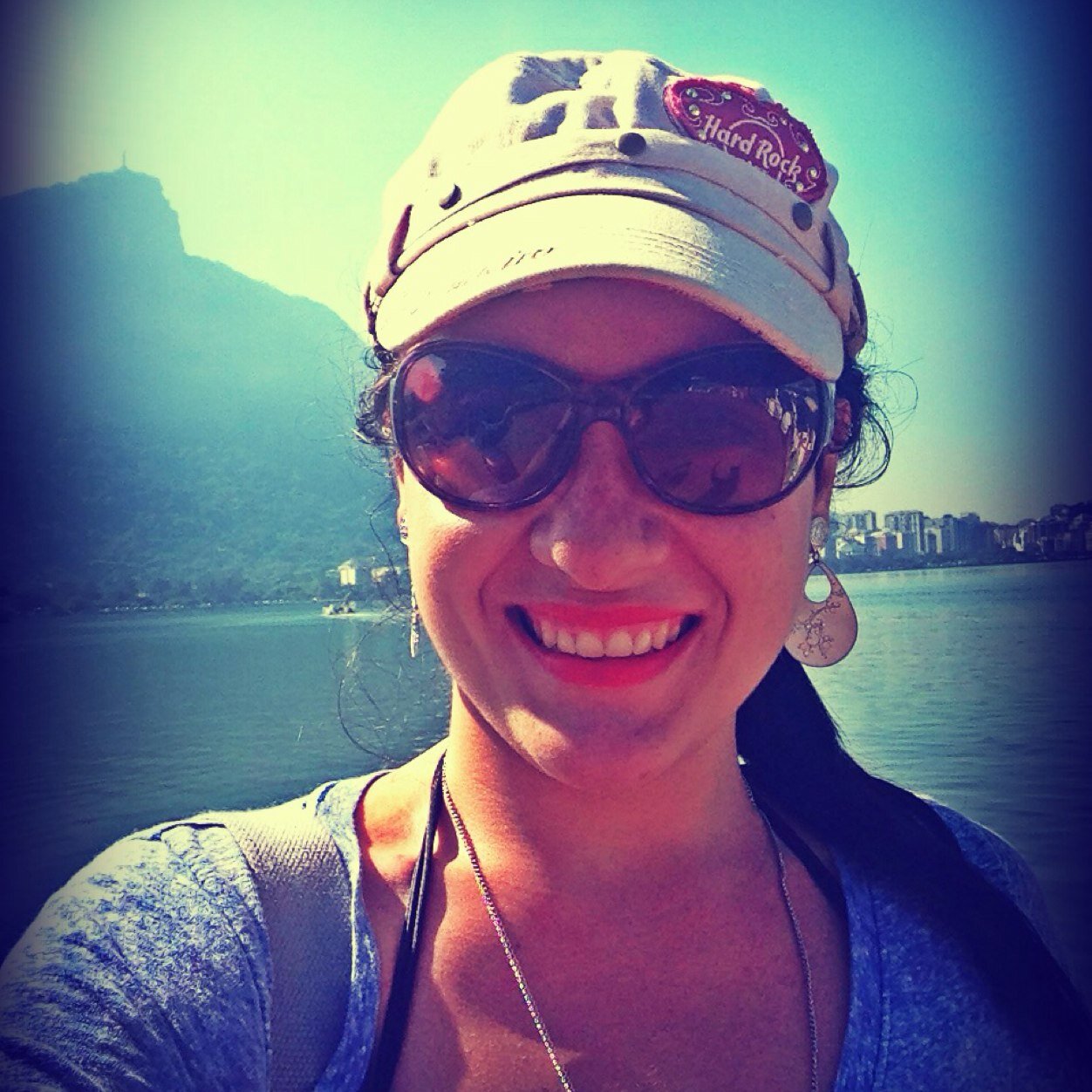 Para ser grande,sê inteiro:nada teu exagera ou exclui...Põe quanto és no mínimo que fazes..em cada lago a lua toda brilha,pq alta vive  (Fernando Pessoa)