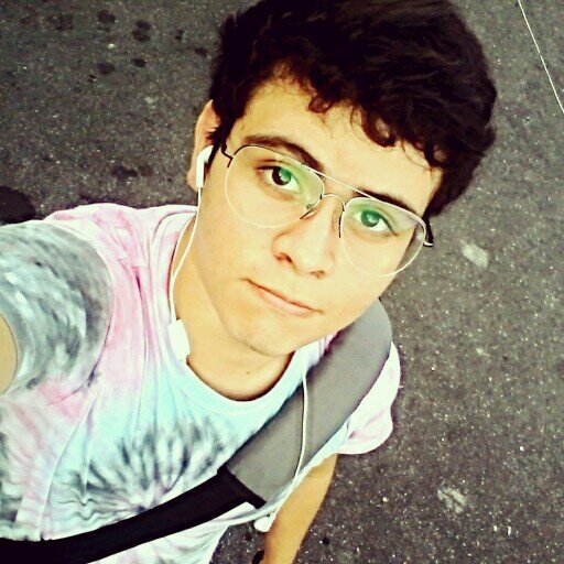 Sou aquele que tenta curtir a vida o máximo possível, com vitórias e tropeços sempre de cabeça erguida. Esse sou eu e garanto que sou feliz, prazer André Luiz.