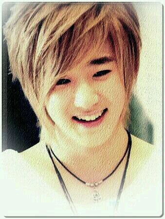 เย่เย่ วิ่น แวมไพร์น้อยเองนะ แง่งง *แยกเขี้ยวมองตาแป๋ว* กลัวอ้ะป่าวว ยังโสด. เคะ. ฟอลแบบอทฮะ