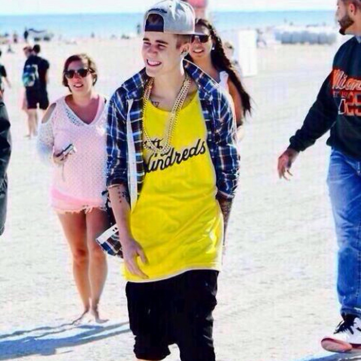 Follow please: @Frasesdo_JB, @DivaSwift, @Bieberzaoismy
