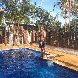 Professor de educação fisica, amo oq faço, adoro trabalhar com esporte e estar perto das pessoas que mais amo, minha familia e meus amigos
