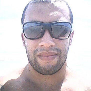 Ser feliz sem motivo é a mais autêntica forma de felicidade _ Jah Live.