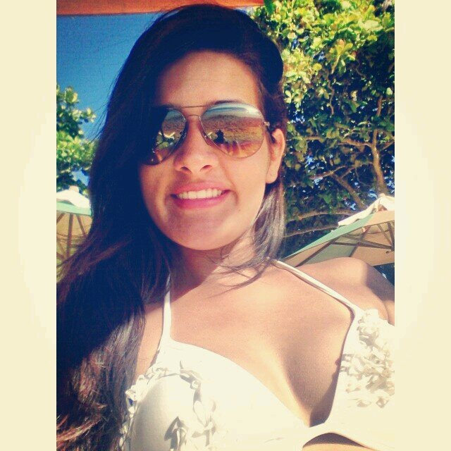 Pouca coisa é necessária para transformar inteiramente uma vida: amor no coração e sorriso nos lábios. (: https://t.co/CrI0Lkbo8s