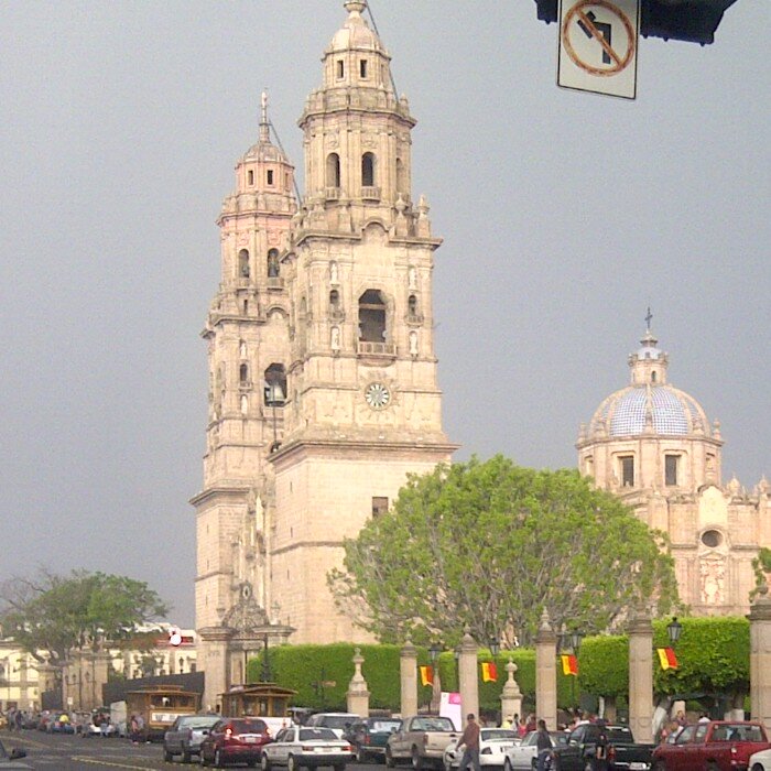 Egresado de Contaduria del Instit. Tec. de Morelia y UMSNH, Chilango de Nacimento y Michoacano por adopción. Defensor de las causas perdidas.
