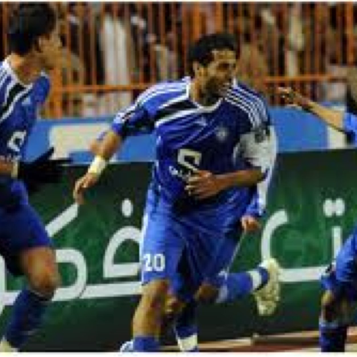 شعــور صعــب لمــآ تكــــون مشـــتـــاق لشخــــص.. و تسمــــع آغنيــــة كــــآنت إهــــدآء منــه ♥