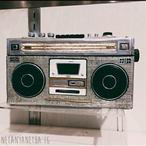 mandatemi in dm la canzone e la persona a cui la volete dedicare. scegliete voi se volete l'anonimo o no. radio accademia vi ama