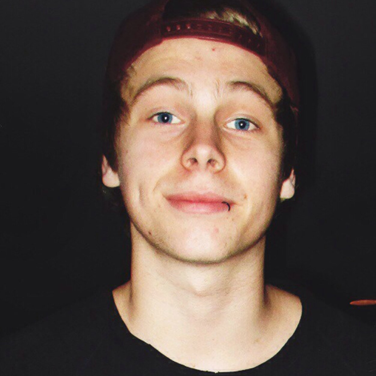 hellooo this is a free follow could you pls follow my main acc @lRWINMAIDEN bc goal ilysm