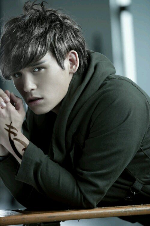 Parabatai de William Herondale. Luchando contra la enfermedad, el amor de Tessa me hace mas fuerte.