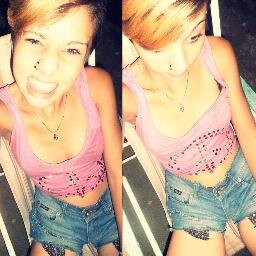 Hola si yo soy una chica Que se iso este twitter por una chica re linda : Es esa Rubia de hay alfondo♥Es re beia ajhgasdhja & Tannnn solo con 15 Añitos ue ♥ asd