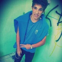 A vida me ensinou a nunca desisitir nem ganhar , nem perder , mais procurar evoluir... (8