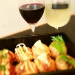 東京、恵比寿に2012年2月にOPENしたEBISU Ku;ruri。たこ焼きとワインで楽しむというちょっと贅沢なたこ焼き屋さん。幼い頃からたこ焼きを焼いて育った個性豊かな三姉妹がお待ちしています。営業時間：18:00〜23:30(LO 23:00) BAR Time：23:30〜05:00