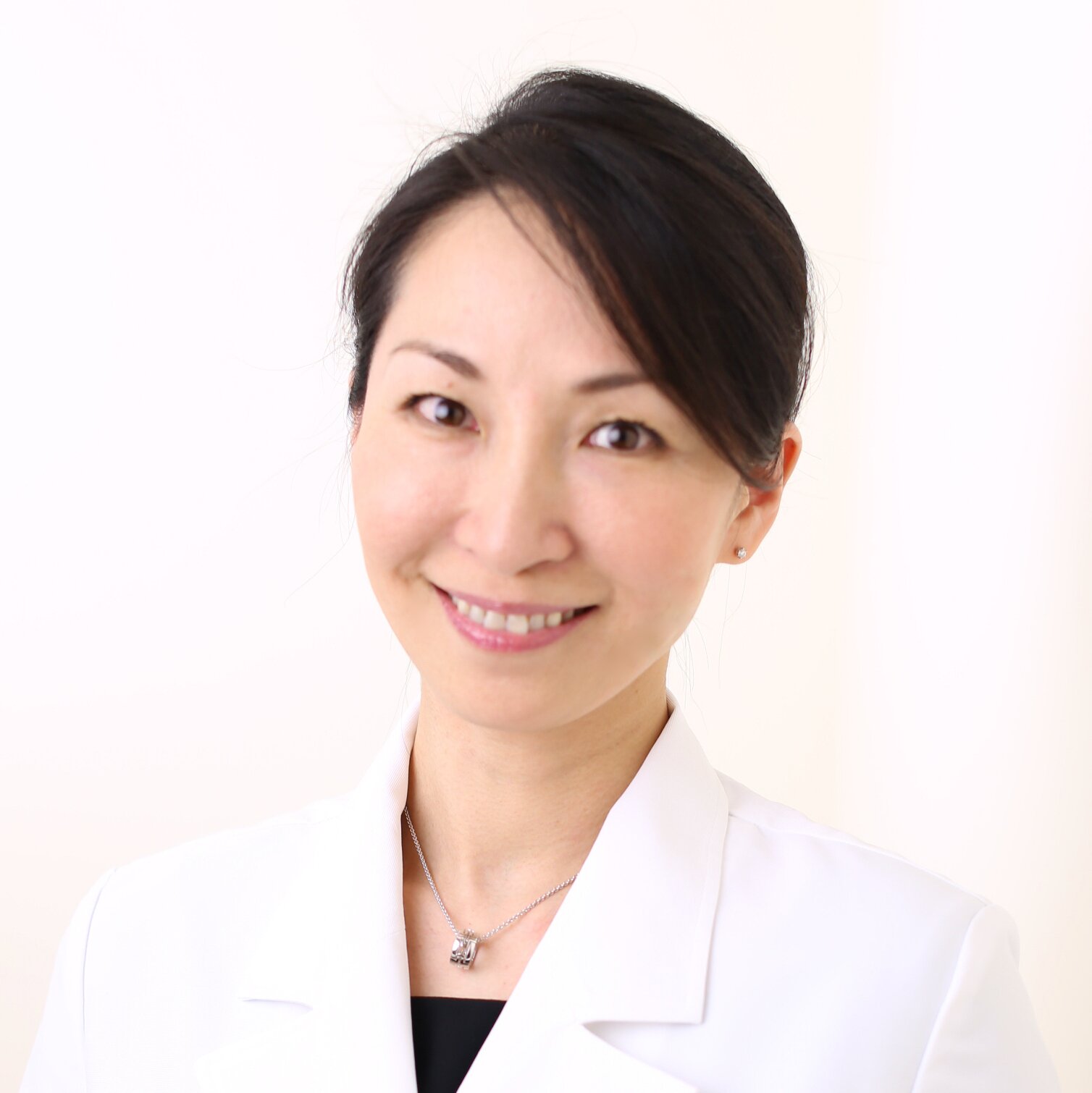 皮膚科医🌹 20年間のひどい肌荒れを克服した皮膚科医。何十万人ものお肌悩みの患者さんの涙を笑顔に変えて来た✨ 完全無添加化粧品「本当の無添加化粧品ワイエスラボ」開発者 著書: 「化粧いらずの美肌になれる3つのビューティケア」 お肌悩みを解決したい方はこちらをクリック⬇️