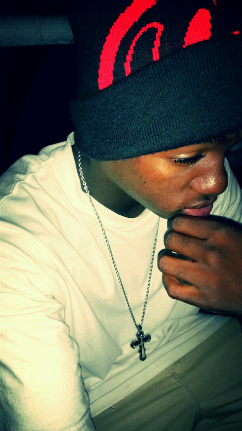 Am easy to get along with, I love boxing and I am apart of the kingdom of God (^_^)