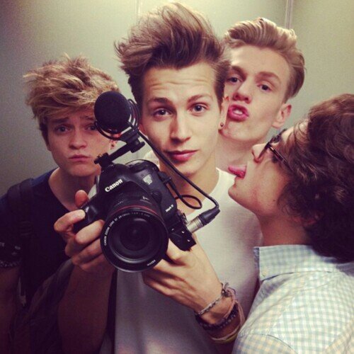 Fuente de información de The Vamps en español // Meet The Vamps http://t.co/XJE6z8mNup...  |Cuenta respaldada por @UniversalSpain | {5/5+ VTT+Waddy+Eb}