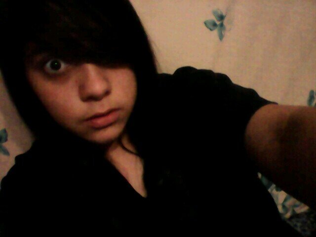 soy una friki metalera, y rockera, algo emo, me gusta el anime y el dubstep, el rap me encanta, y dibujar es mi pasion :3