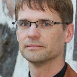 Snäll men harmlös pappa, präst och mycket därtill. Vill vara en stark representant för svag tro. Stora upplevelser är inte allt.