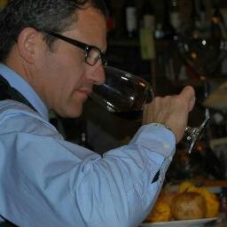 Enólogo.Propietario de la Taberna Técnica de Vinos AMBOADES, en Toledo, desde hace 20 años.
Caminante, curioso, amante de la buena gente y el buen vino.
