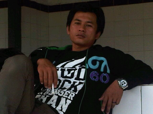 I'm follow to all friends )))))) liEr MeNcARI. CintA SjTi......!