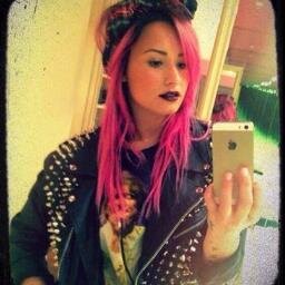 Sou Uma Lovatic, Amo A Demi e Neste Fã Clube Vai Falar Todas As Novidades Da Demi,Se Quer  Participar Do Fã Clube Do Facebook Me Add Ou Manda SMS(Nome Ta No.per