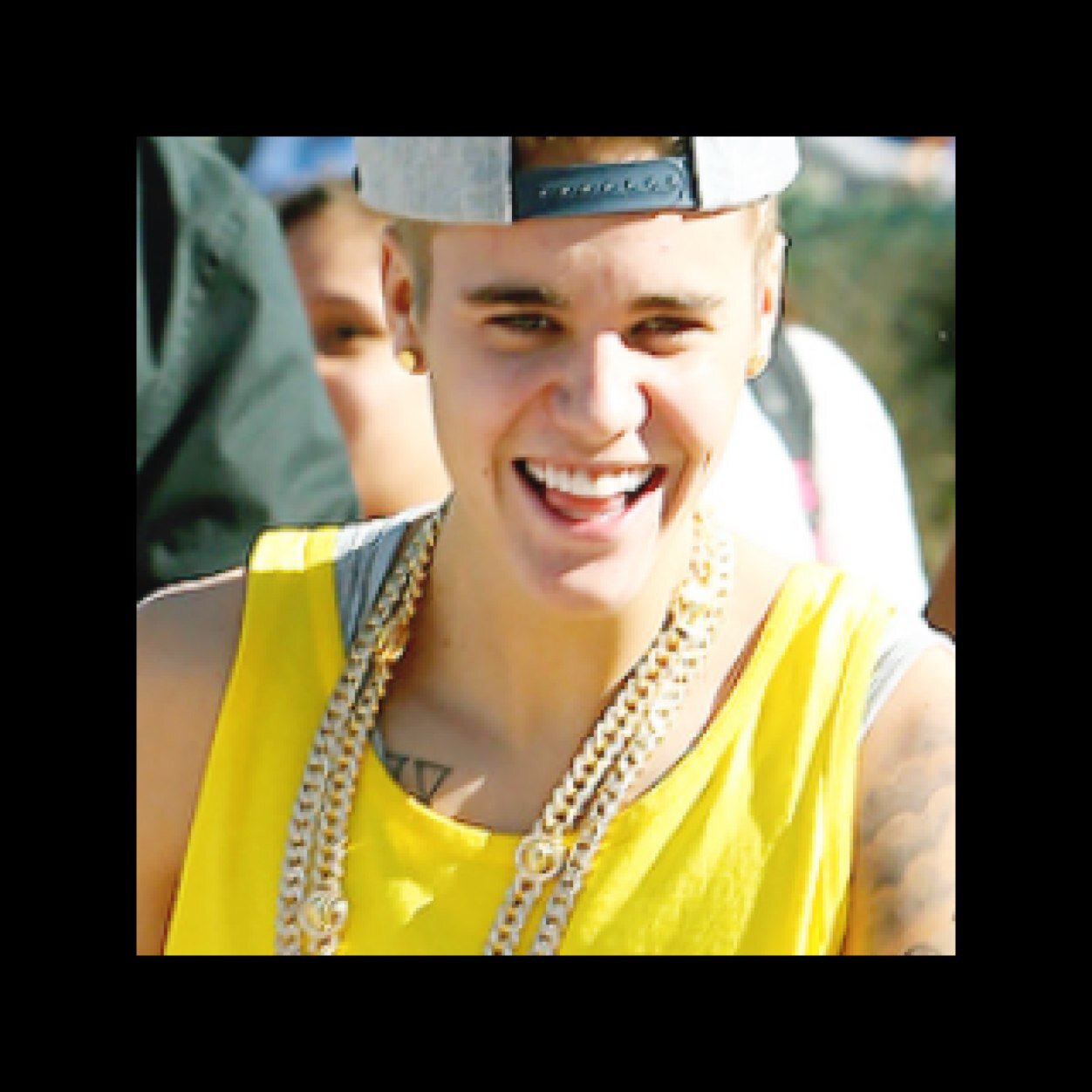 So I'm 21 years old. I'm from london. I have a 3 year old son called charlie :) yes I'm a belieber and proud! 2009 til forever #belieber #ILoveJB