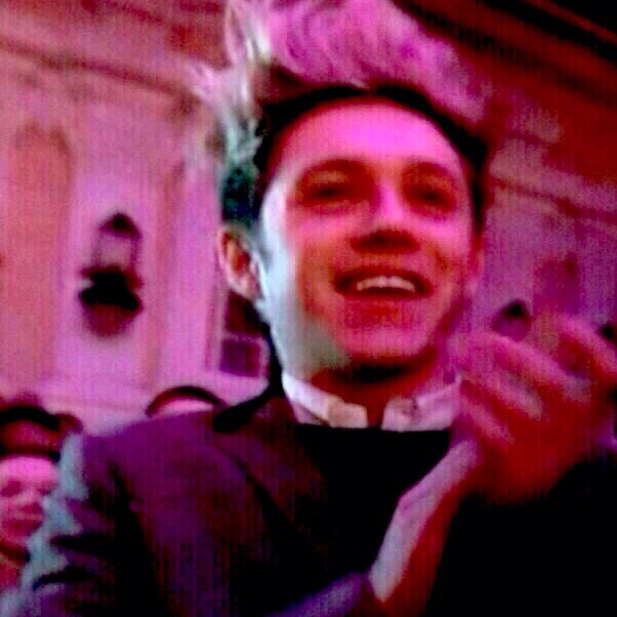 FOLLOW @sniffleyniall