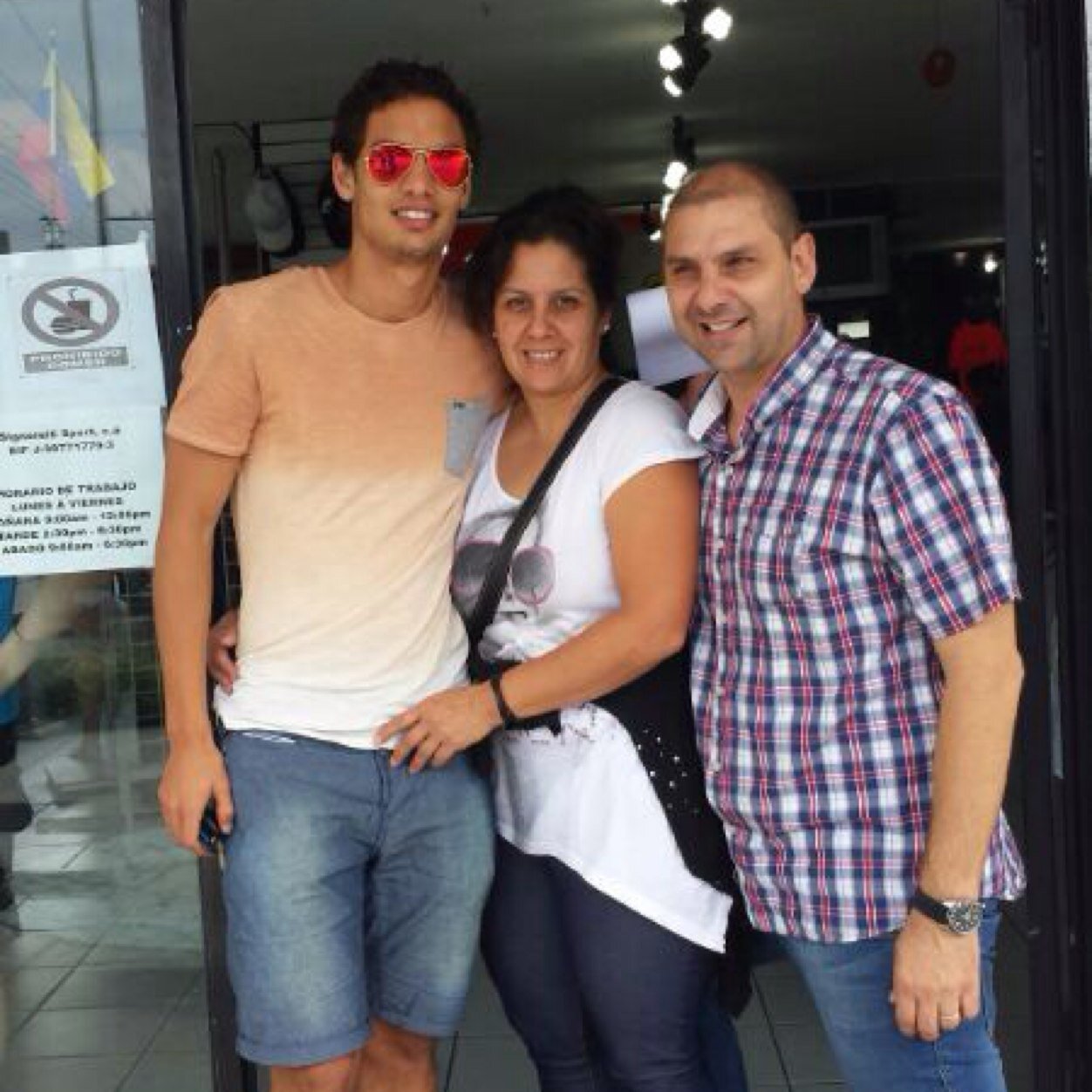 Merideño, actividad comercial:Signorelli Sport C.A,
feliz con la familia.