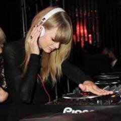 visita nuestra radio, solo da click en el link, saludos swifties http://t.co/l8mGvdNnGn (15:00 A 16:30) (19:00 A 20:30 ) ONLINE