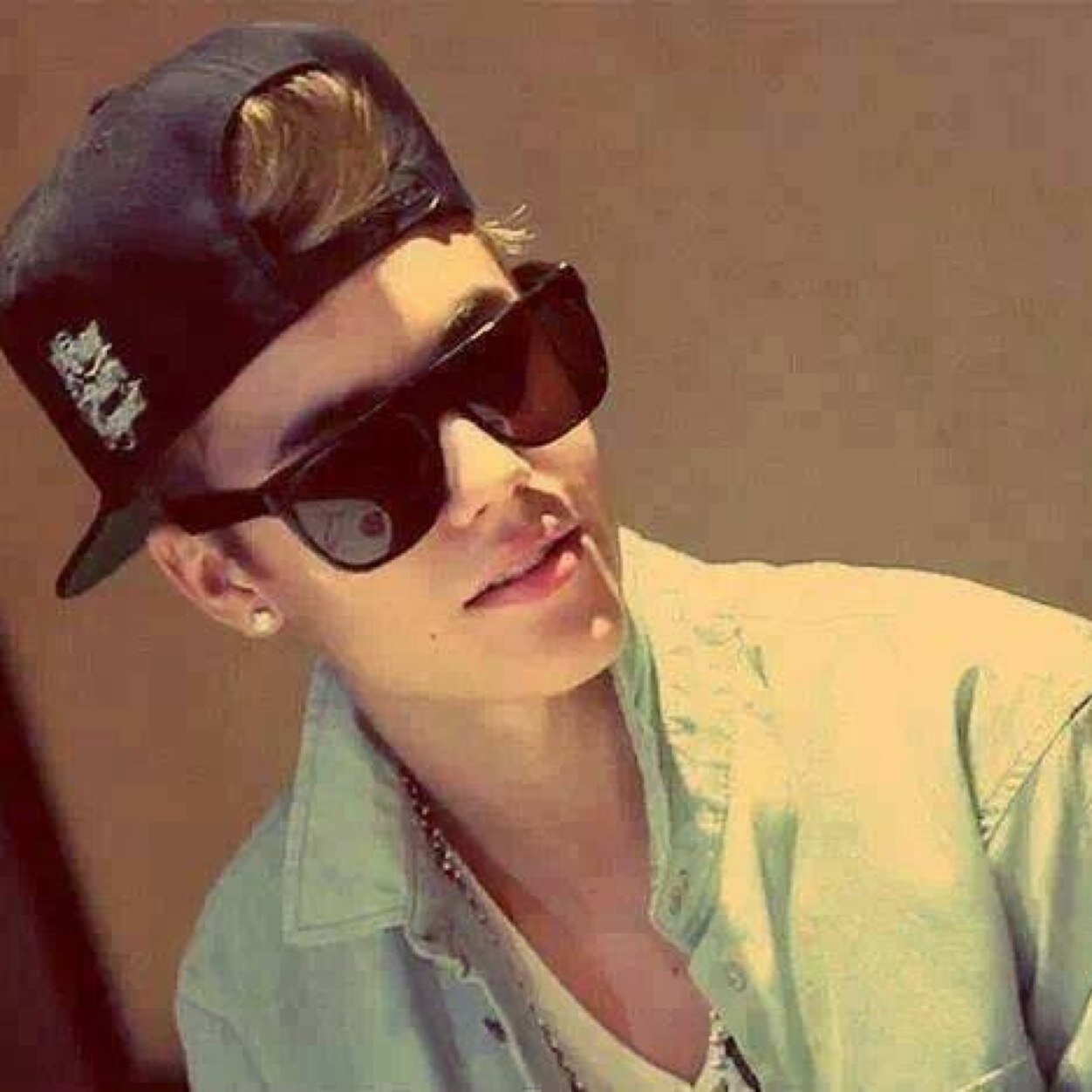 I'm in love with Justin Bieber and Drake Follow me!