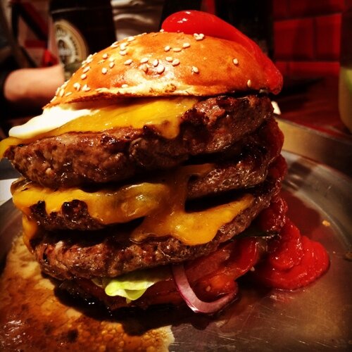 Burger, Bier und beste Laune. Das beste Twittertreffen der Welt! #BnBDus4 am 1x.08.2015 ab 18:00h im Bob&Mary in Düsseldorf :)