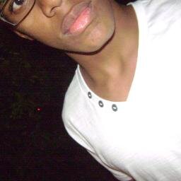 julianopqsim's profile picture. Sei de cor seu detalhes, seu jeito Teu esmalte, a cor do cabelo . Será q é amor ? ♫♪