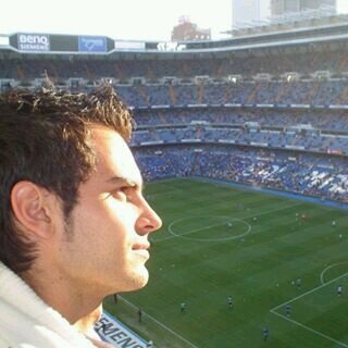 Mercadólogo, músico, gadgetero, viajero, gamer, americanista, madridista y mourinhista. JMTR.