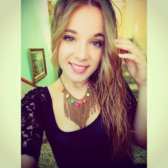 Escopión, pura simpatía y alegria, algo bipolar y con carácter. 16 años. Estudiante de 1°Bach. - Instagram : ritalg97