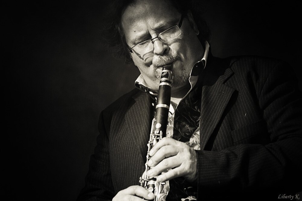 Clarinettiste, flûtiste, Saxophoniste, Guitariste Chanteur Passionné des musiques nomades, klezmer, manouche, musique des balkans.

https://t.co/viaLy4KNpM