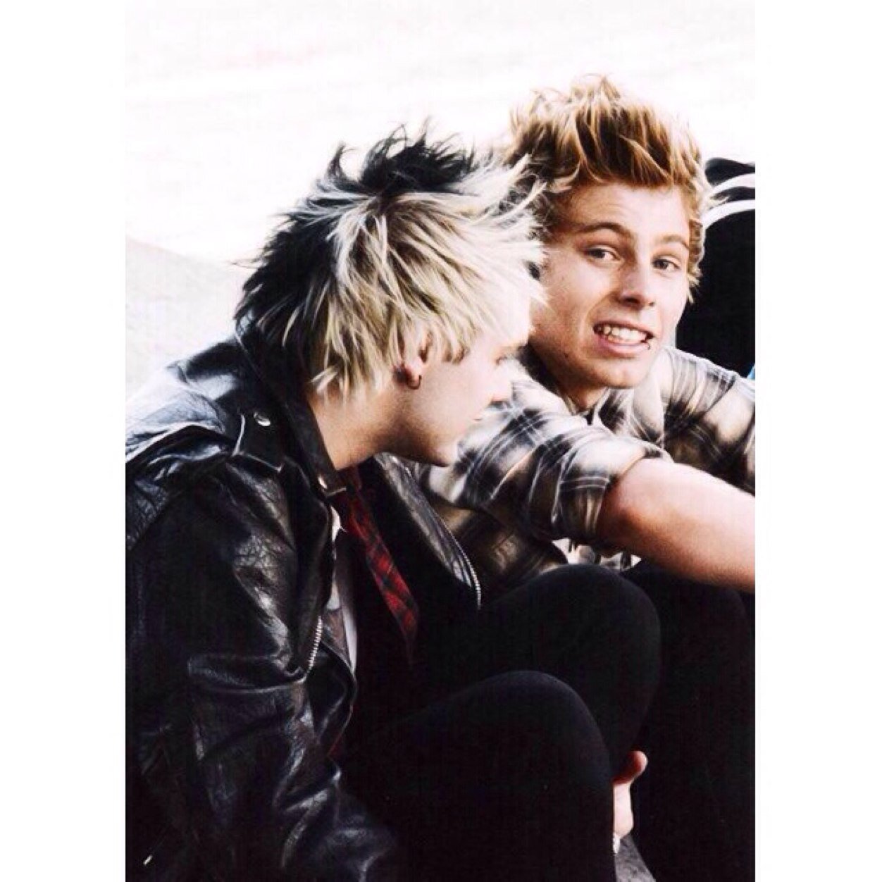free follow; follow @5secofbands please (:
