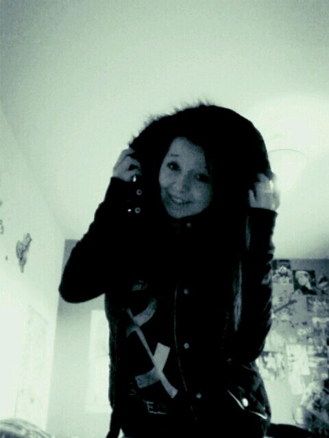 Courtj97's profile picture. If you follow me I will follow you back :) I love Leo and Chris Hardman xXx.                                #ChristmasNo1! #FeedEmYellowSnow!