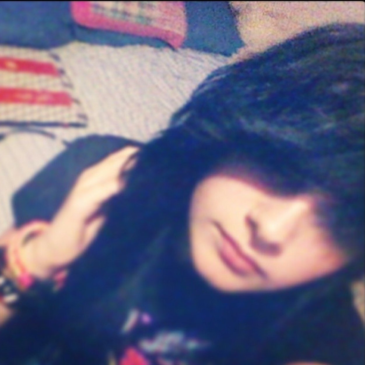 Im single :s My life is boring .-. I like bands and food and stuff.. Sweg x3