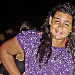 Eu dei uma olhada no espelho e disse a mim mesma: Garotinha, você não pode sobreviver assim não!