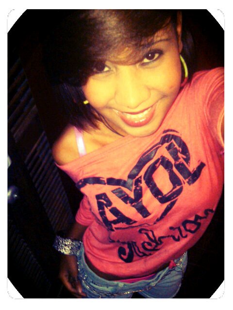 20 años, bachiller, creo q la vida es una sola y debes vivirla al maximo, eso si con precaución, creo en dios y mas nadie, sigueme & te sigo.. TPCF♥