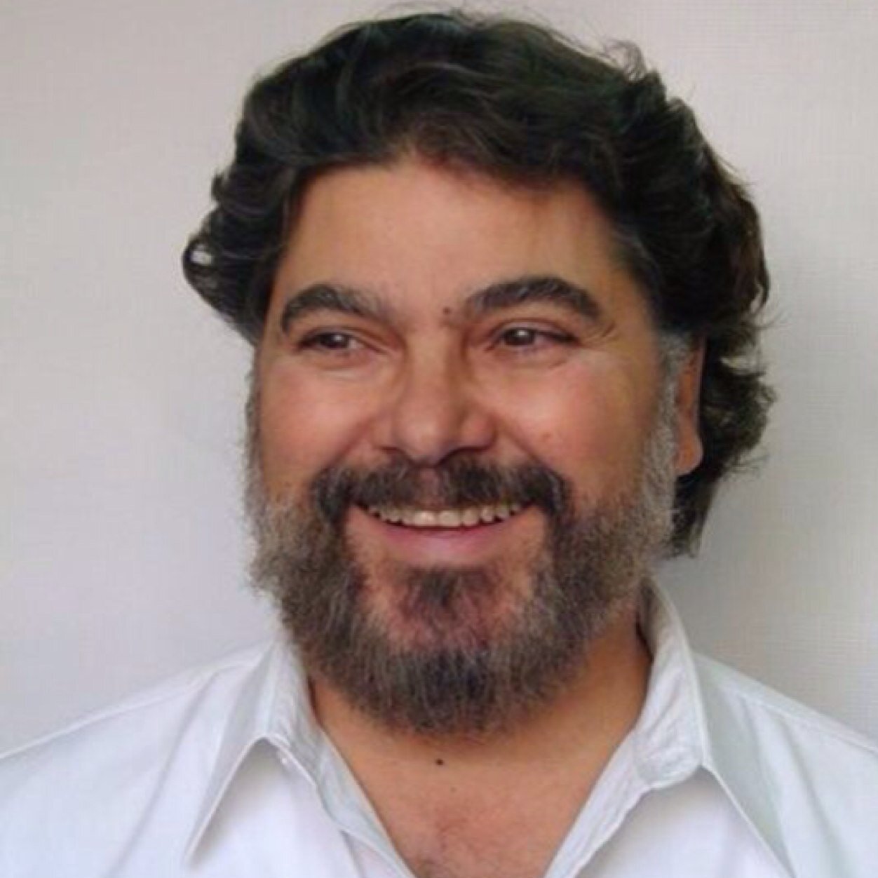 Constitucionalista. Economista. Politécnico. Presidente del Colegio Nacional de Economistas.Diputado comunista. DG Ciencias del Mar. Editor. Analista Politico