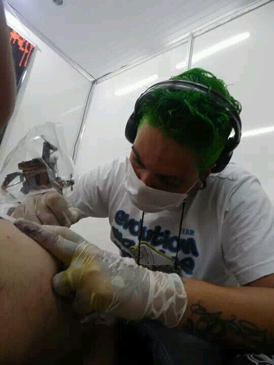 Tatuador e body piercing