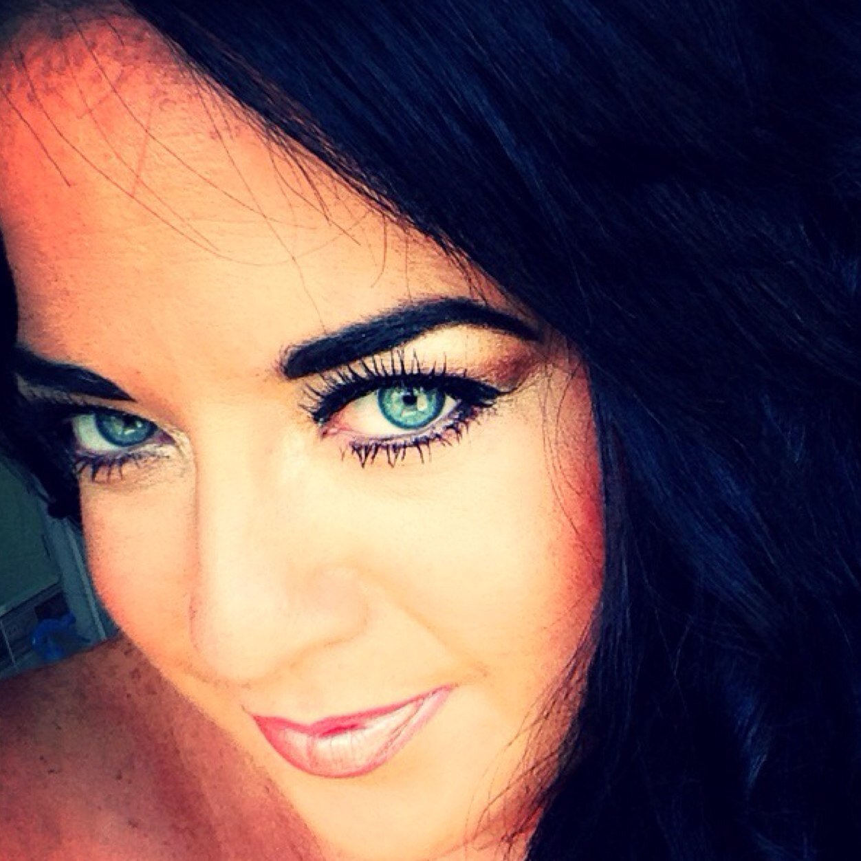 CaureenMcAtee's profile picture. love life, glamour, anything sparkley and shiny, and lashings of sunshine. Be Fabulous x moi x