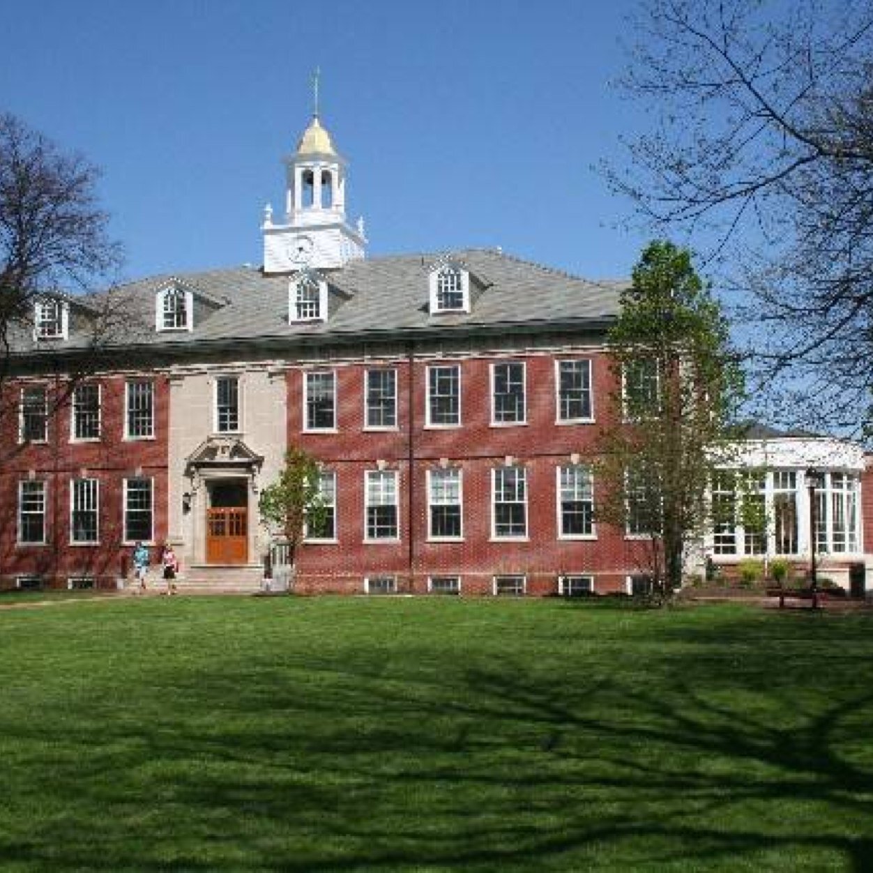 Northern High is one of the most luxury academies beside a beach. How will you fit in? Drug/sex addict? Jock? Braniac?