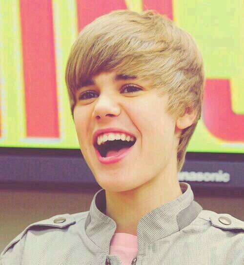Del 96, encantada. Mi vida gira en torno a Kidrauhl ese chico canadiense que cantaba en las escaleras del teatro Avon. |Selenator| Cumplí mi sueño el 14/3/13.