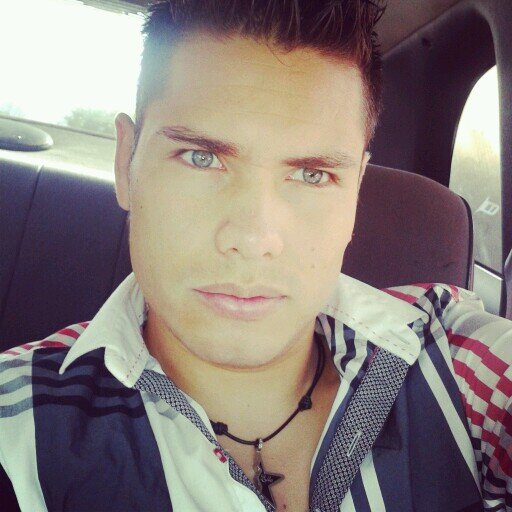 alegre y buena onda...cantante, si lo sueñas lo puedes hacer realidad...mR17