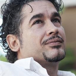 Escritor. Tú esperas, yo no espero. Tú confías en porvenir mejor, yo miro al cielo: han de venir los venturosos días de espacio claro y de incansable vuelo. J.M