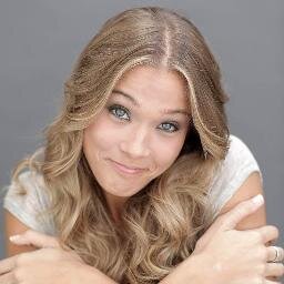 20:Lis Hija de la inspectora Reyes Mi mejor amiga es Amaia Becaria en la comisaria de San Antonio Compañera de Piso de Amaya Goyo y Dani