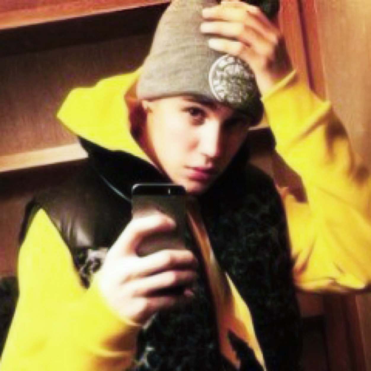 i just gave you a free follow :) follow my other account please @bieberftcyxus i follow back ❤